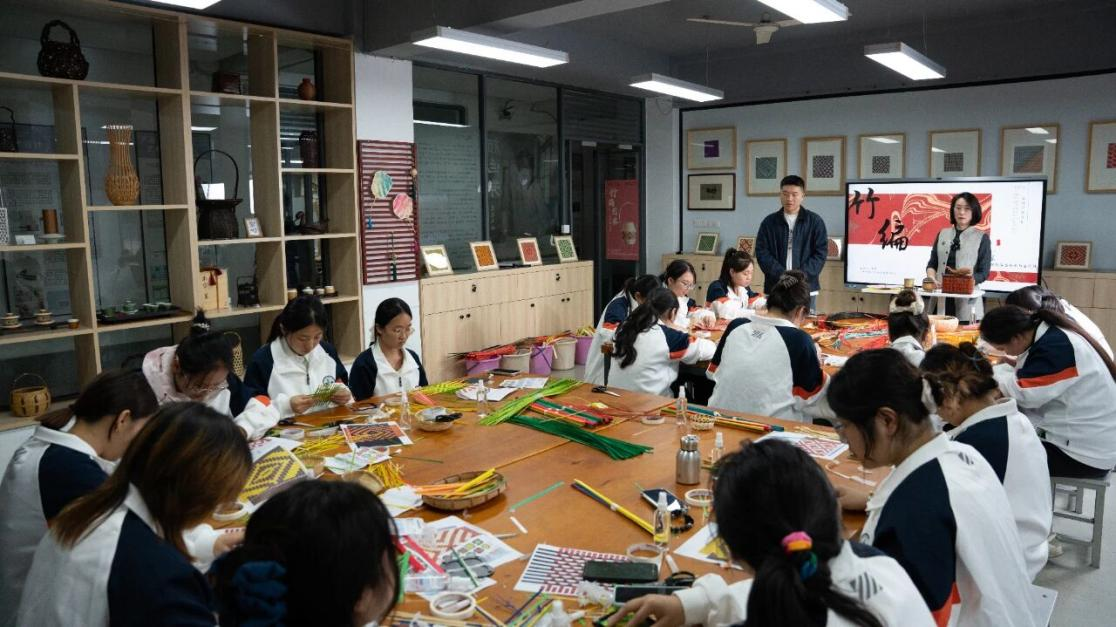 为非遗“添彩”，为青春“赋能”：江苏建院的文化育人新实践